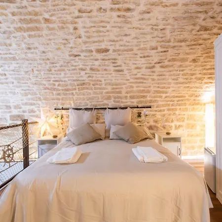 Apartment Sea Front Historic House In The Heart Of Old Town, Inside Torrione Aragonese *